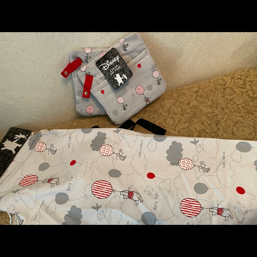 Disney Winnie the Pooh Apron and Oven Mitts New